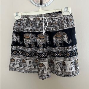 Bohemian Elephant Print Shorts Size XS/S
No Size on tag Offers are accepted!